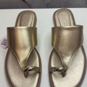 chinelo em couro dourado