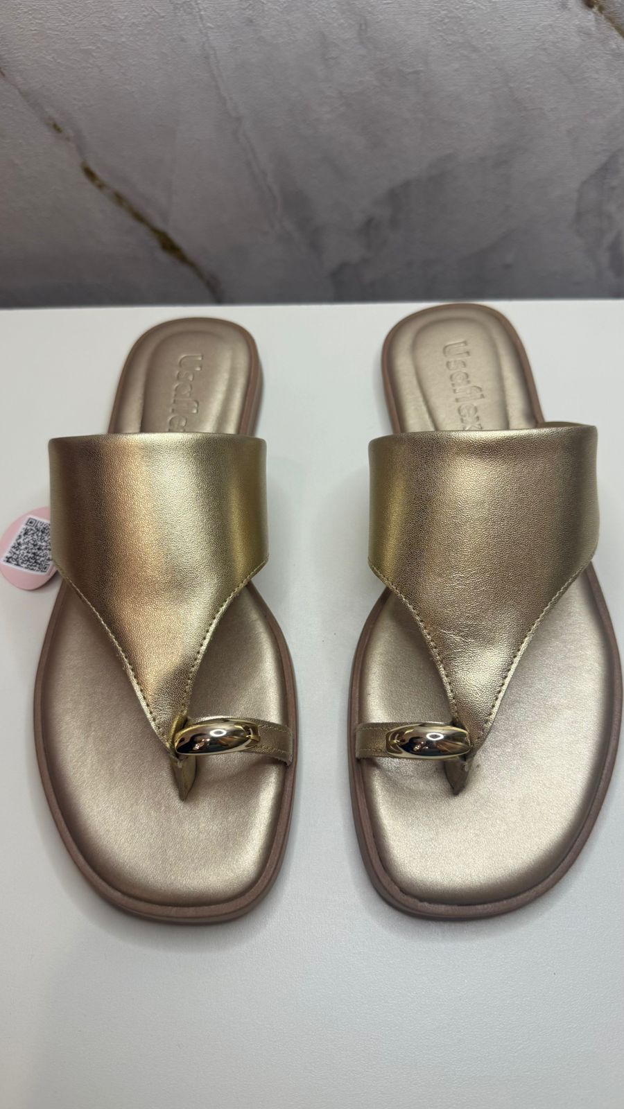 chinelo em couro dourado