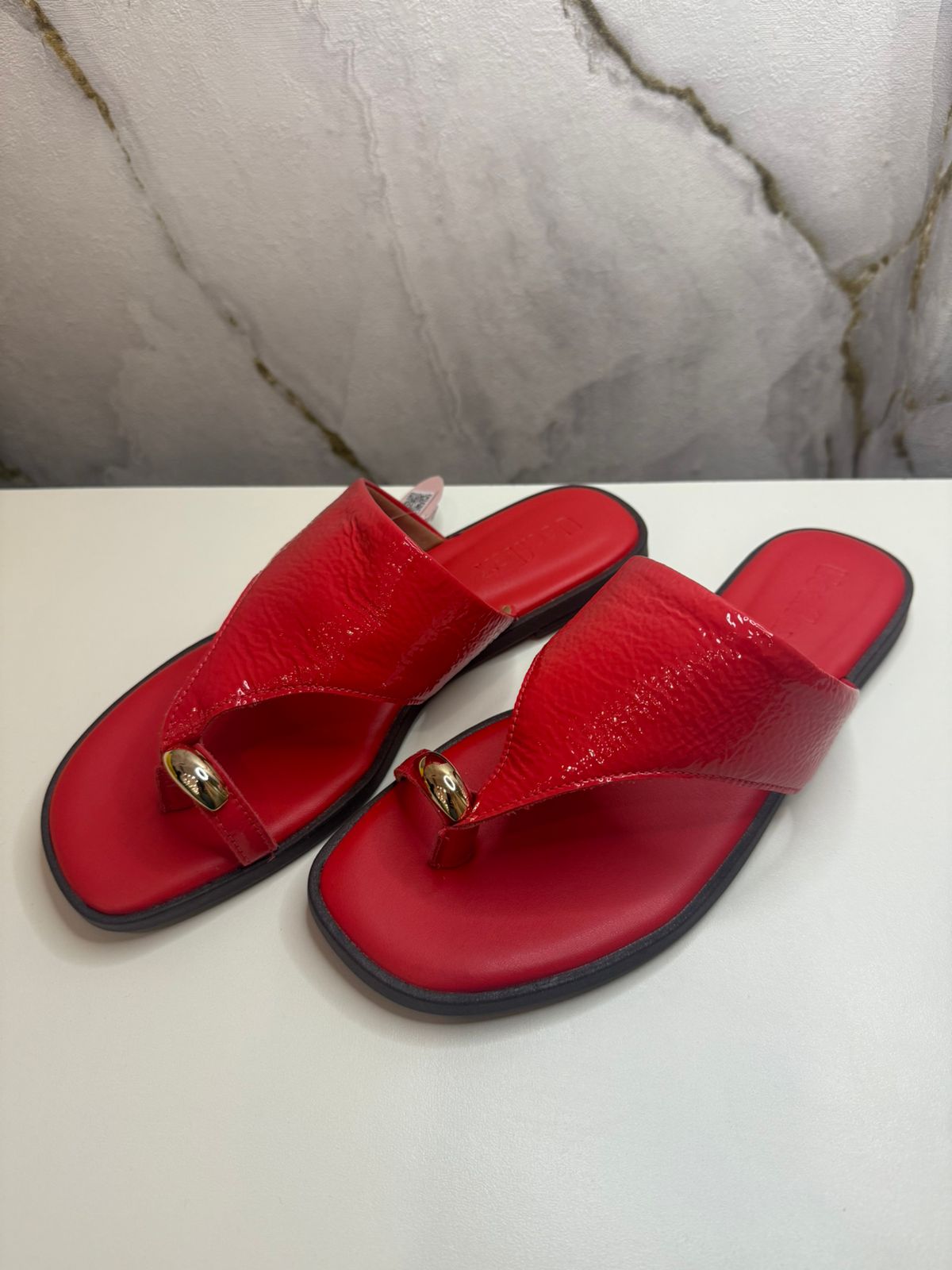 Chinelo em couro pitanga