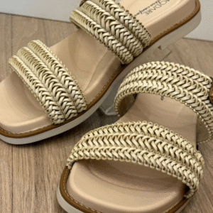 Chinelo com sola sintética cabedal