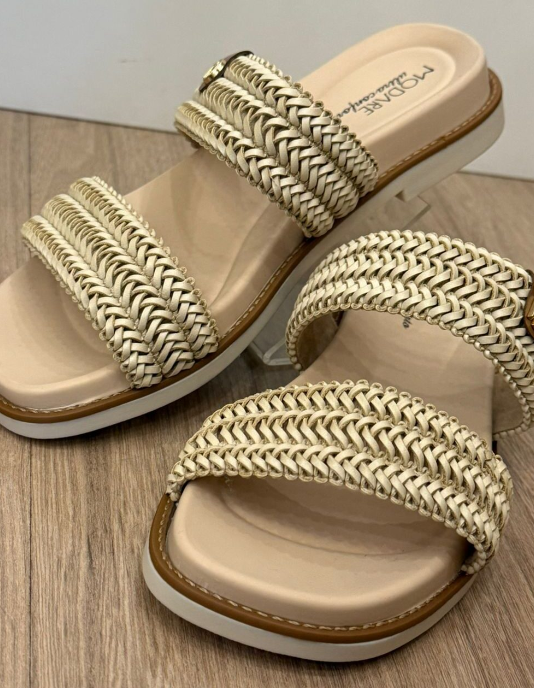 Chinelo com sola sintética cabedal