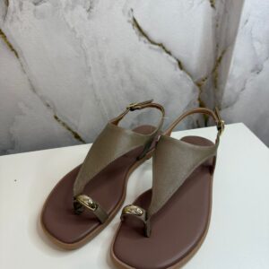 Sandália em couro fendi