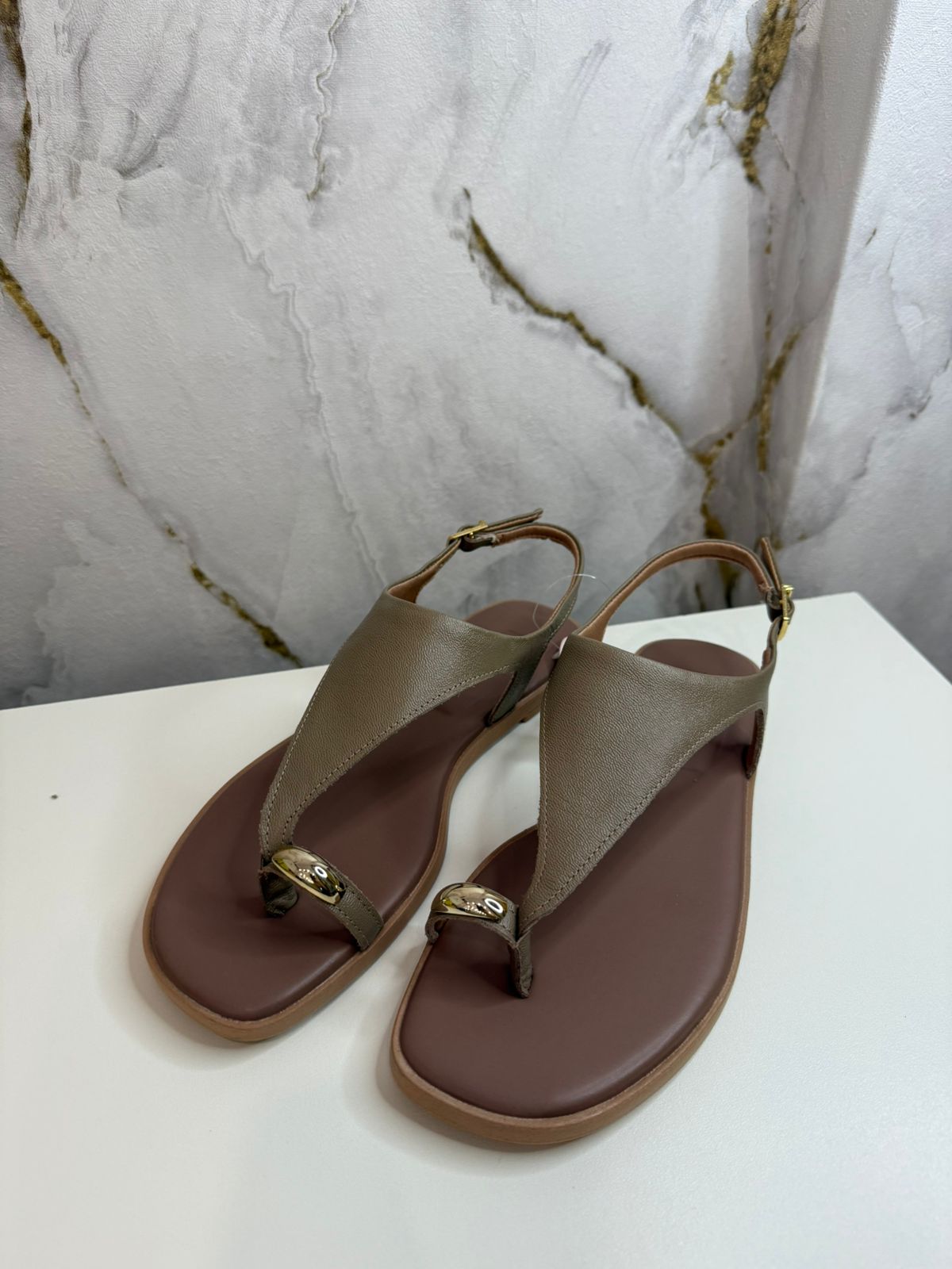 Sandália em couro fendi