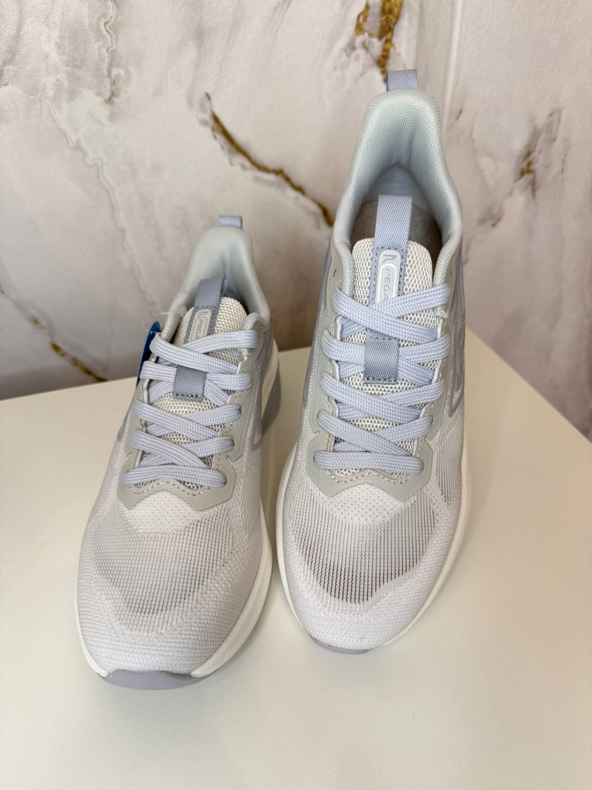 Tênis pegada cabedal cinza