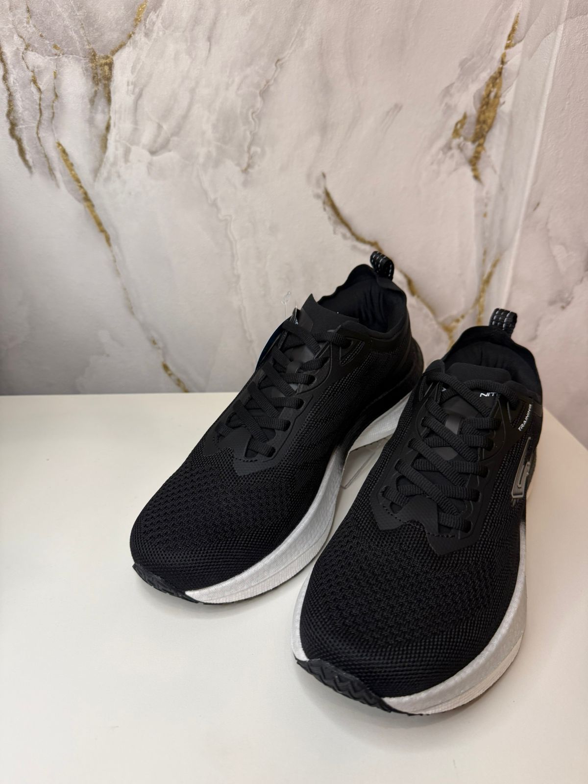 Tênis pegada - tecido preto