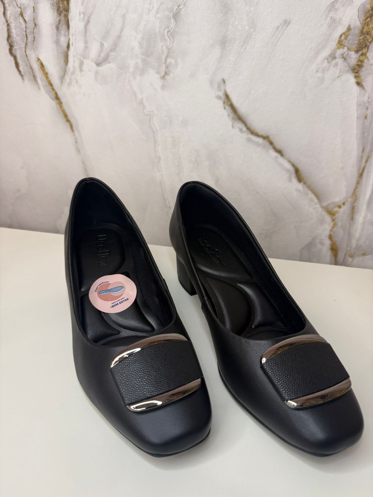 Scarpin em couro preto