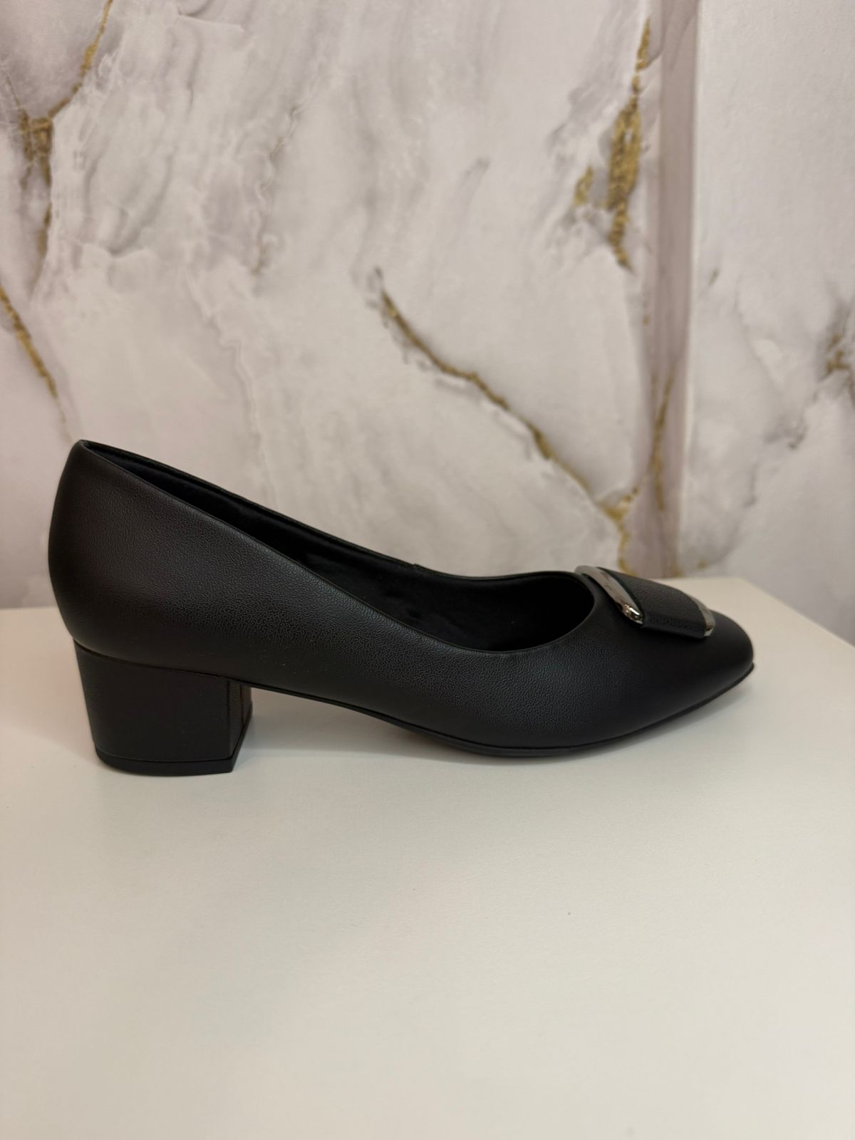 Scarpin em couro preto