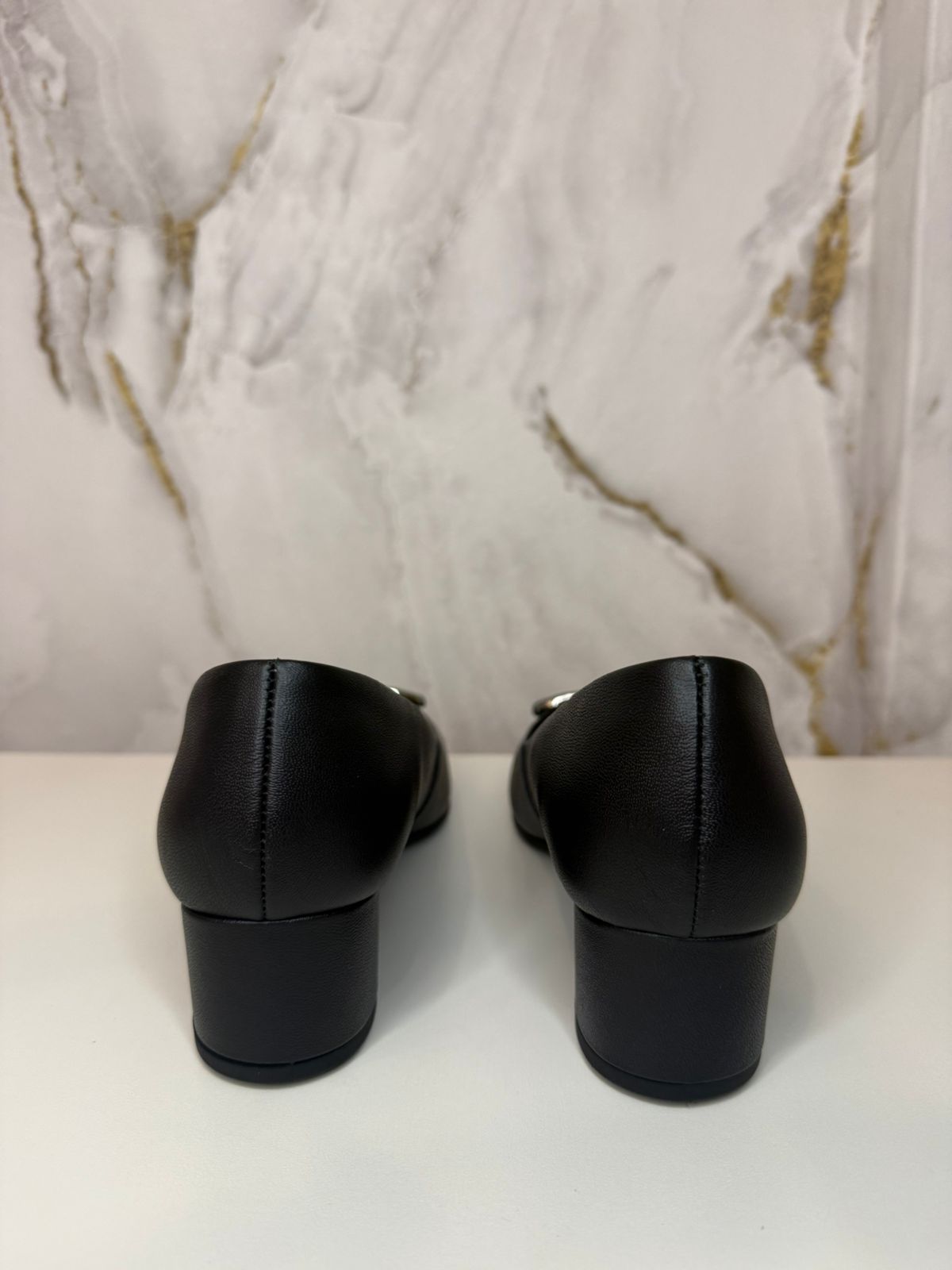 Scarpin em couro preto