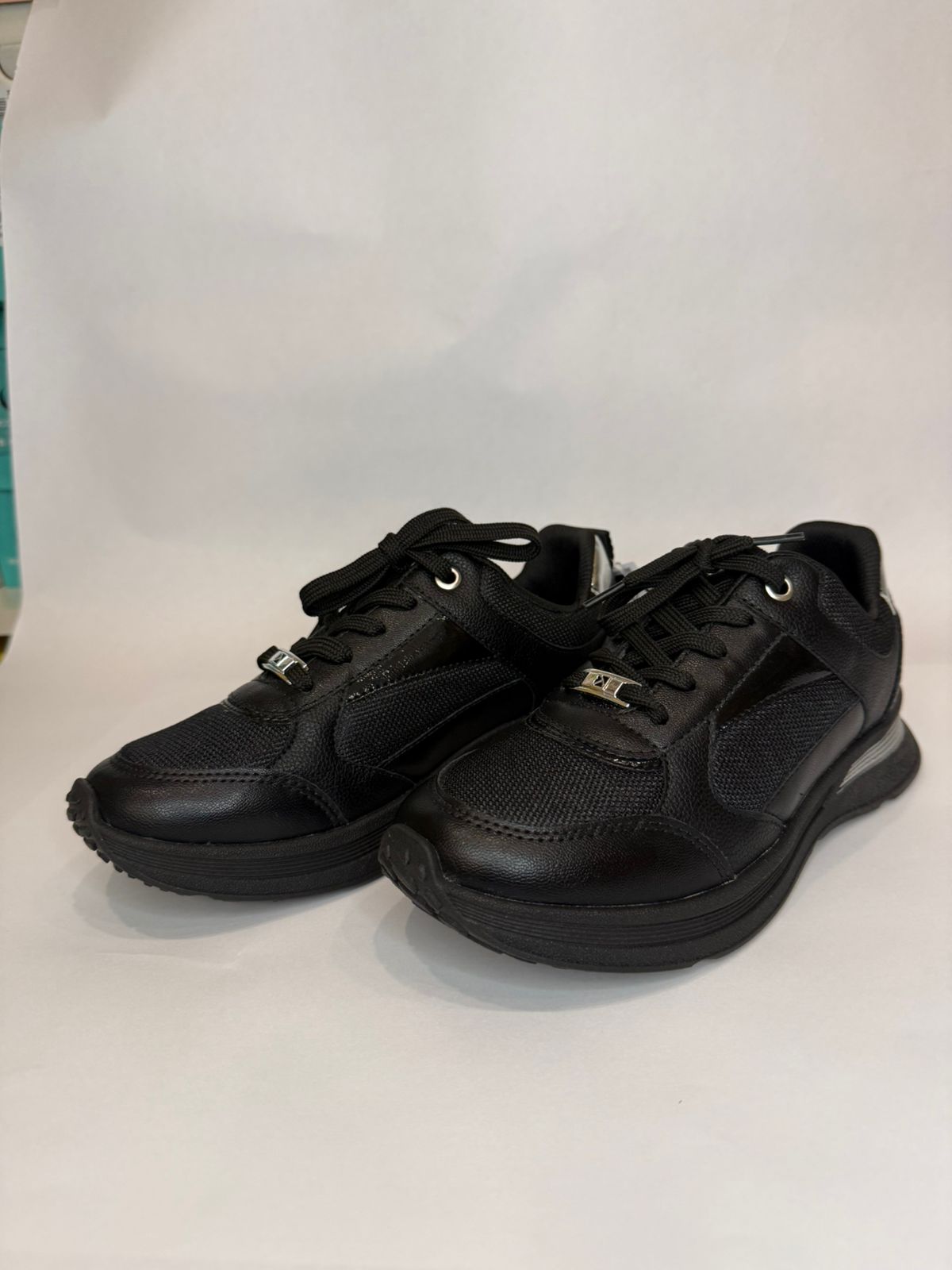 Tenis de couro preto