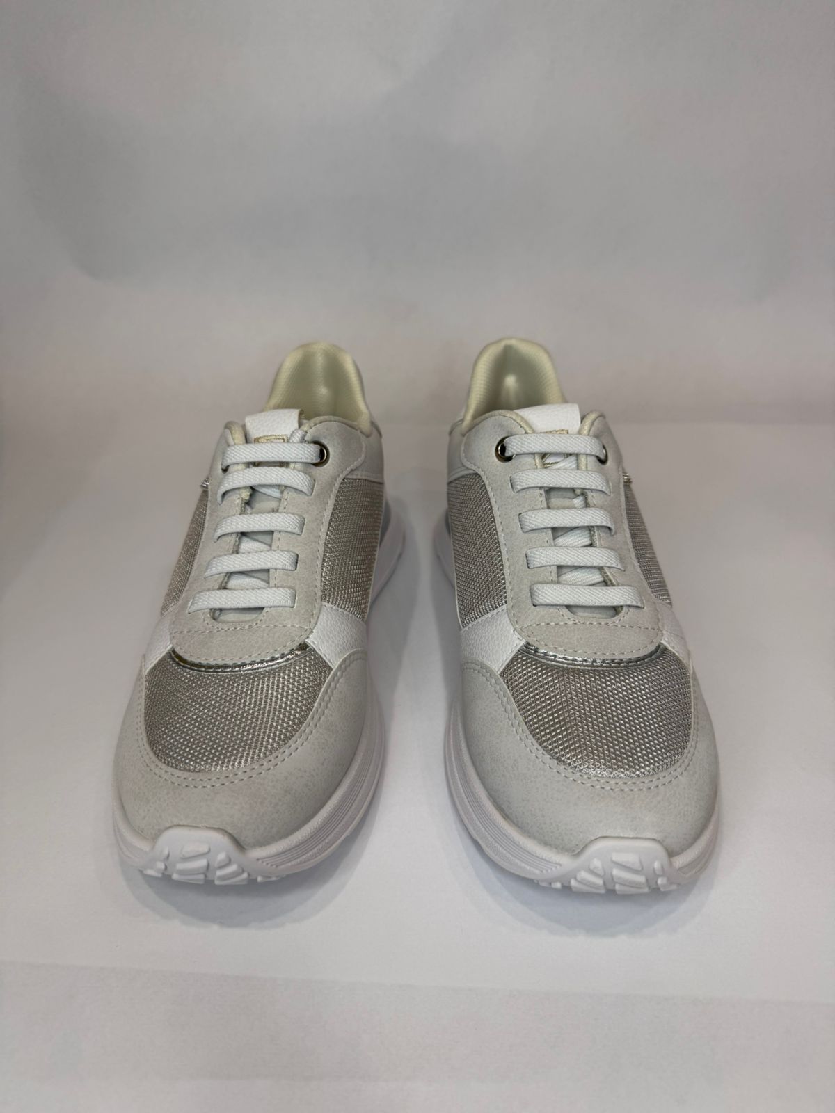 Tênis em couro cinza